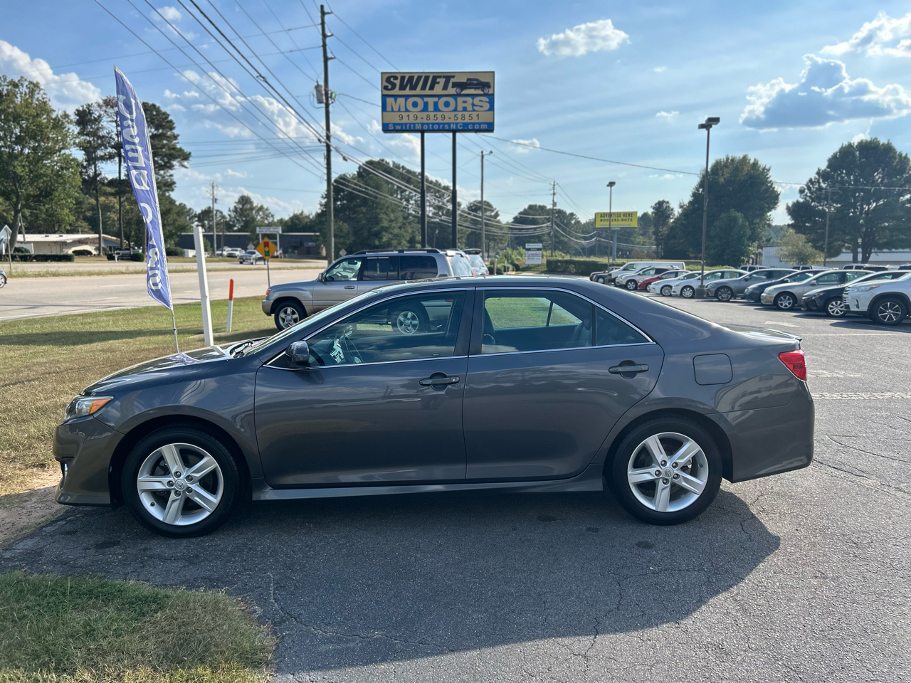 2014 Toyota Camry SE photo 2