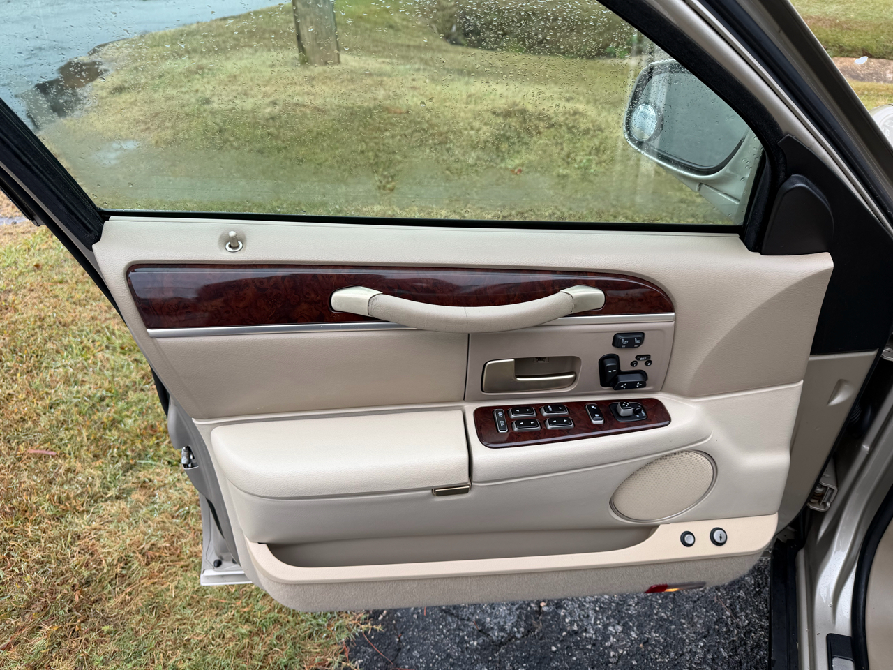 Lincoln Town Car 4dr Sdn Designer Series 2006 Lincoln Town Car 4dr Sdn Designer Series 2006