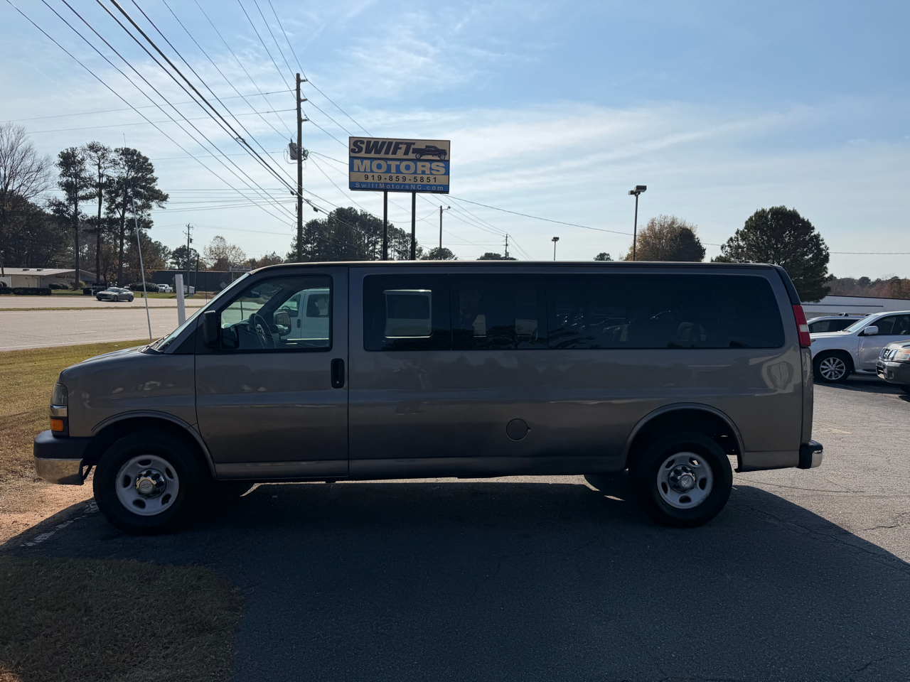 2011 Chevrolet Express Passenger photo 2