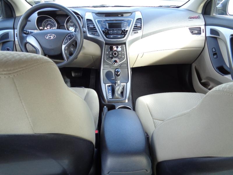 Hyundai Elantra SE 6AT 2016