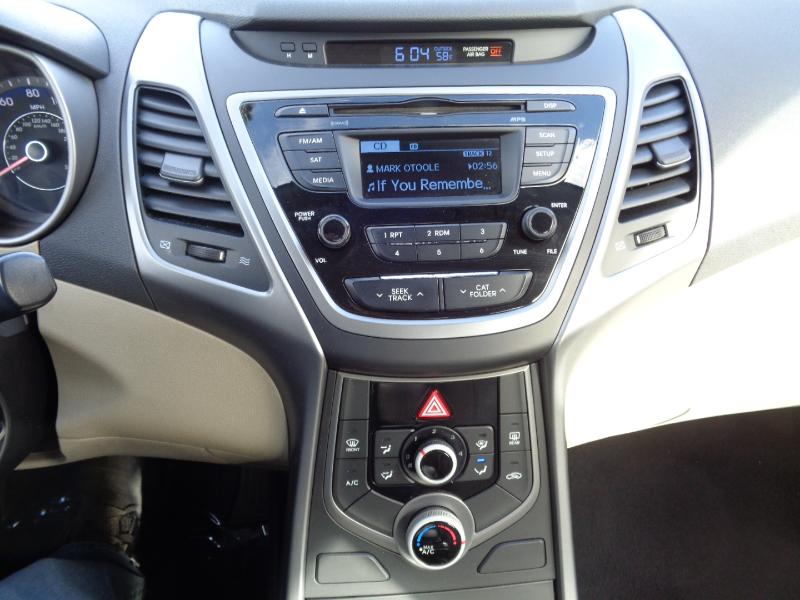 Hyundai Elantra SE 6AT 2016