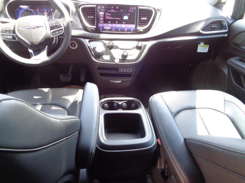 Chrysler Pacifica Touring FWD 2025