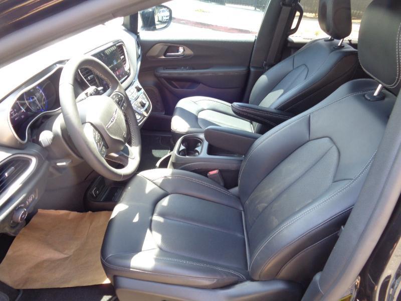 Chrysler Pacifica Touring FWD 2025