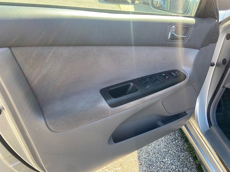 2005 Toyota Camry LE photo 8