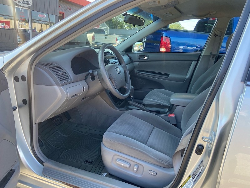 2005 Toyota Camry LE photo 9