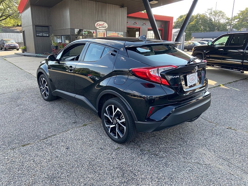 2022 Toyota C-HR XLE photo 2
