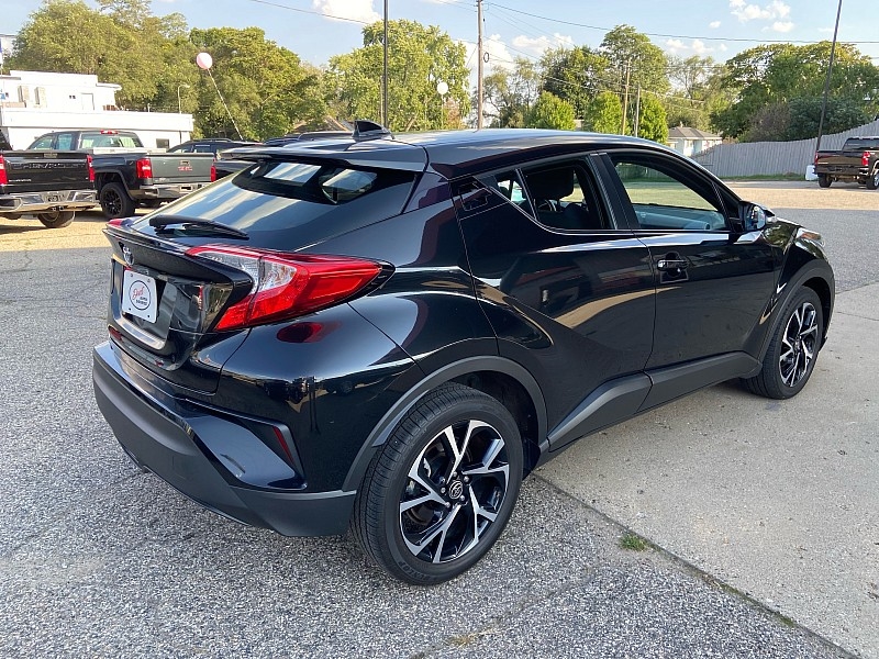 2022 Toyota C-HR XLE photo 4