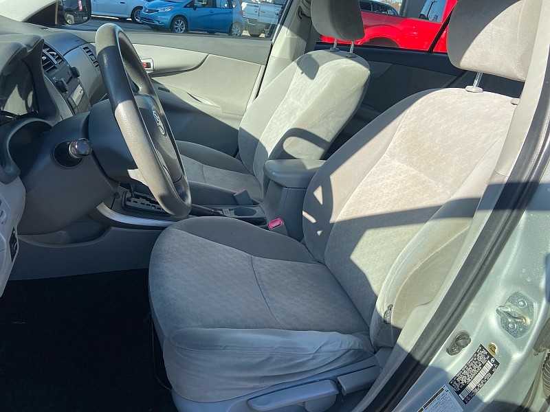 2009 Toyota Corolla LE photo 2