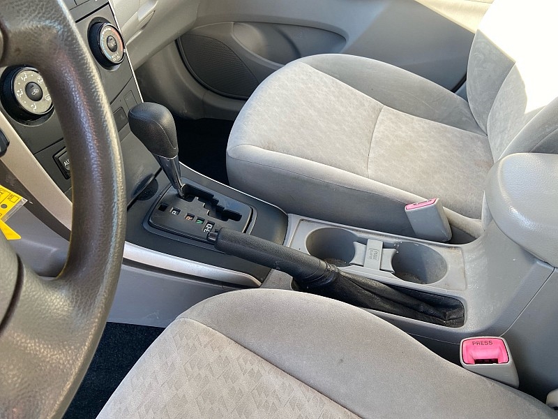 2009 Toyota Corolla LE photo 3