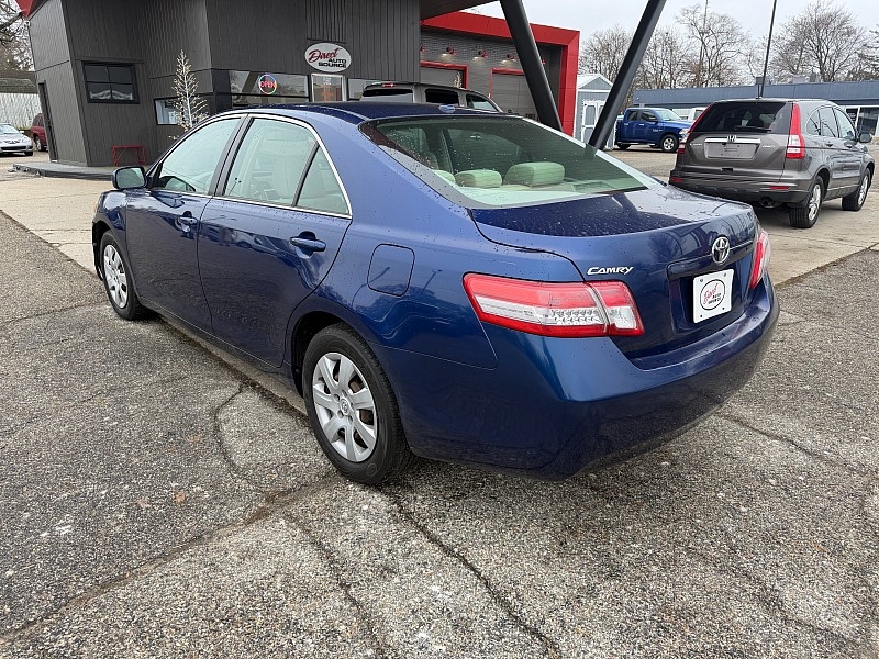 Toyota Camry SE 6-Spd AT 2011