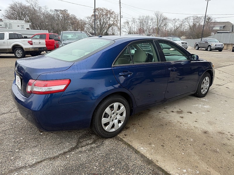 Toyota Camry SE 6-Spd AT 2011