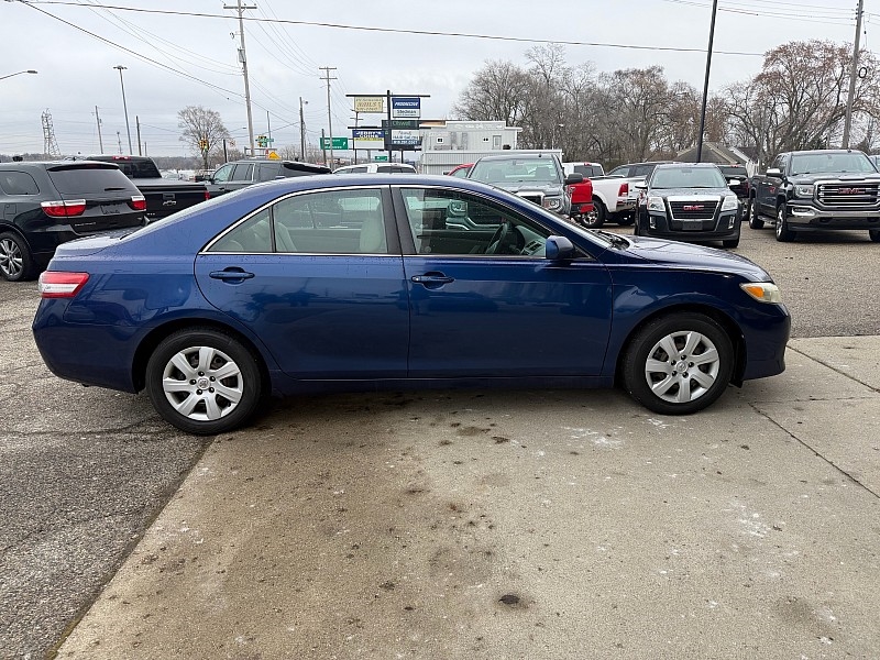 Toyota Camry SE 6-Spd AT 2011
