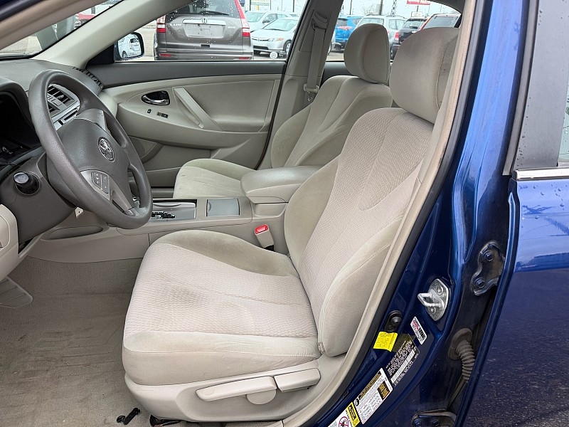 Toyota Camry SE 6-Spd AT 2011