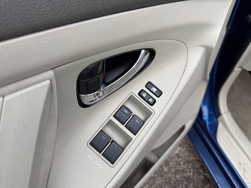 Toyota Camry SE 6-Spd AT 2011