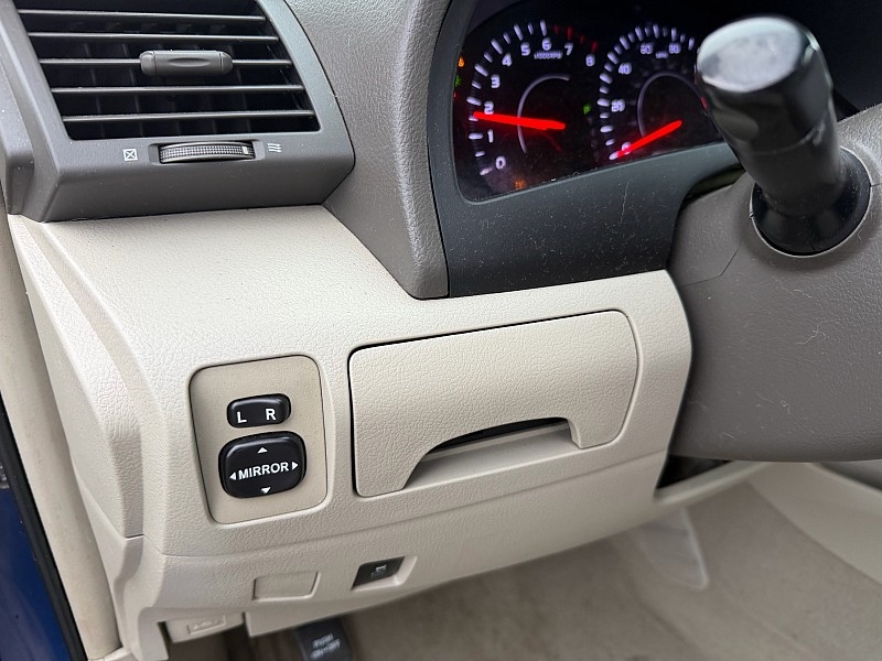 Toyota Camry SE 6-Spd AT 2011