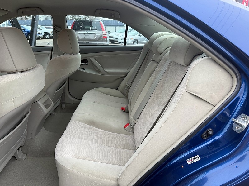 Toyota Camry SE 6-Spd AT 2011