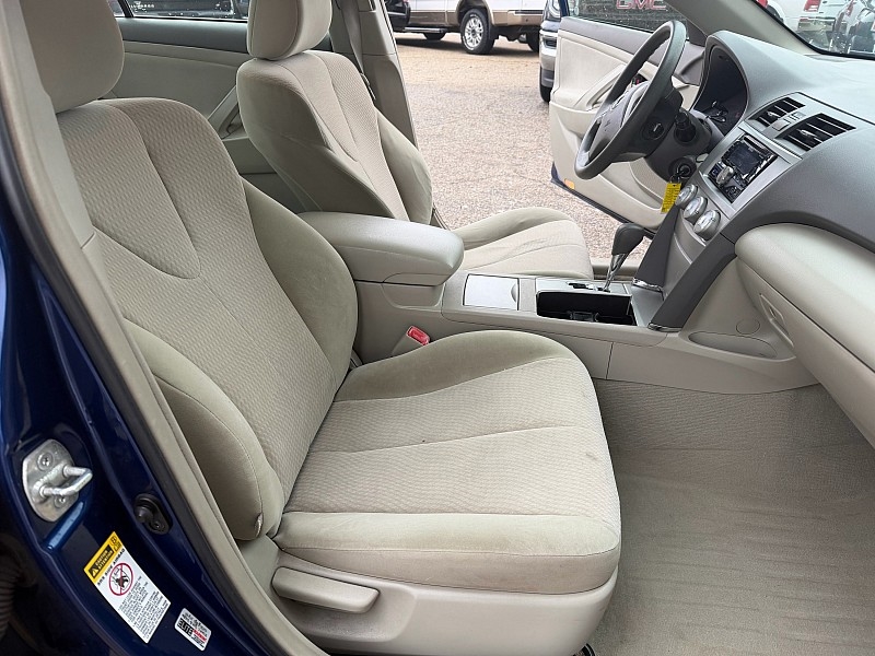 Toyota Camry SE 6-Spd AT 2011