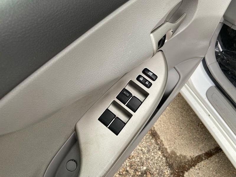 Toyota Corolla LE 4-Speed AT 2010