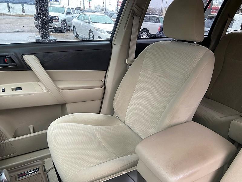 Toyota Highlander Base 4WD 2010