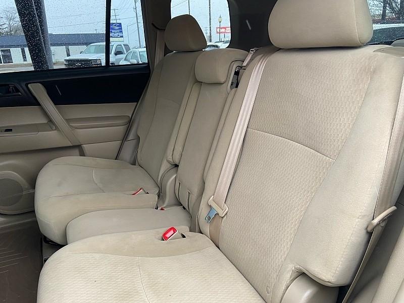 Toyota Highlander Base 4WD 2010