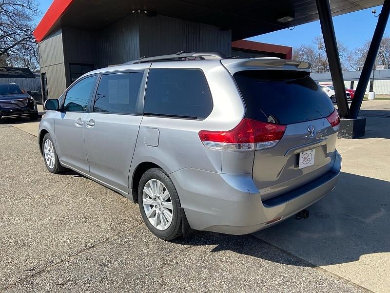 Toyota Sienna XLE AWD 7-Pass V6 2011