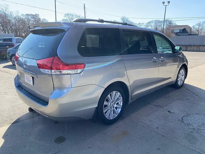 Toyota Sienna XLE AWD 7-Pass V6 2011