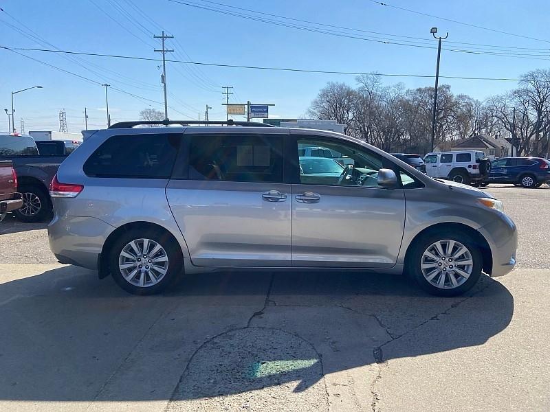 Toyota Sienna XLE AWD 7-Pass V6 2011