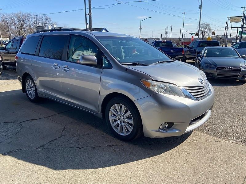 Toyota Sienna XLE AWD 7-Pass V6 2011
