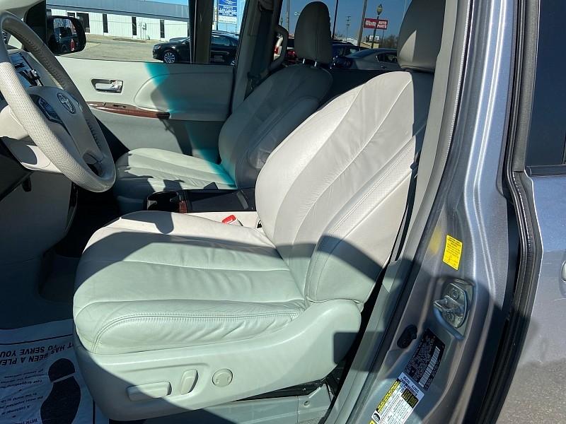 Toyota Sienna XLE AWD 7-Pass V6 2011