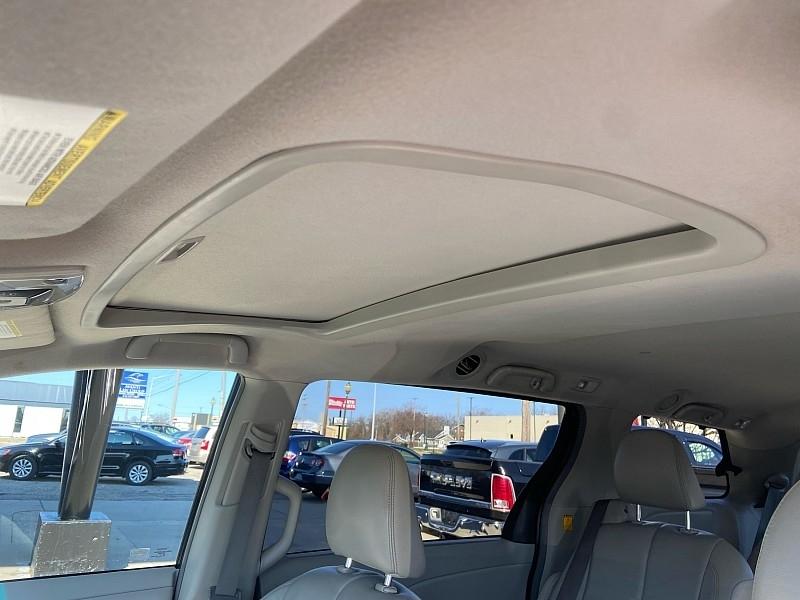 Toyota Sienna XLE AWD 7-Pass V6 2011