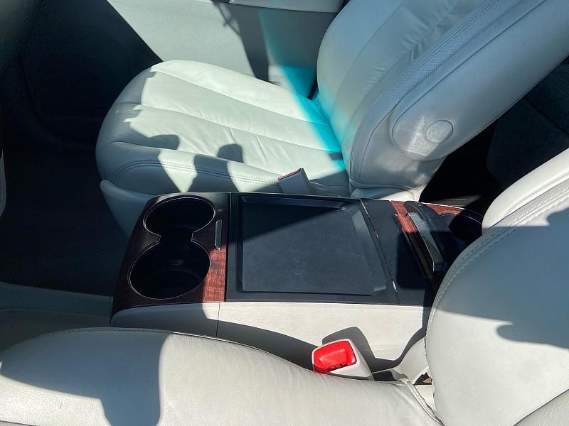 Toyota Sienna XLE AWD 7-Pass V6 2011