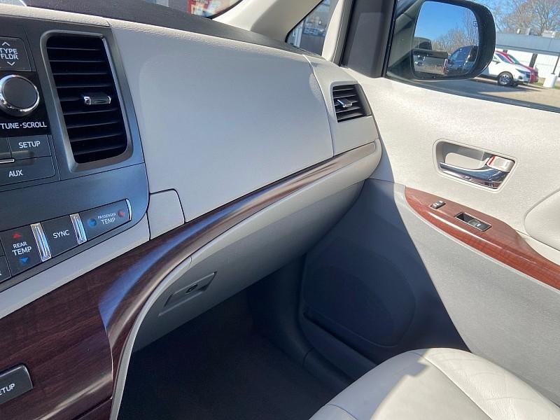 Toyota Sienna XLE AWD 7-Pass V6 2011