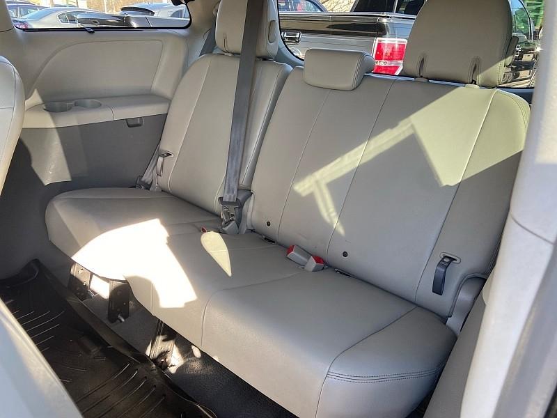 Toyota Sienna XLE AWD 7-Pass V6 2011