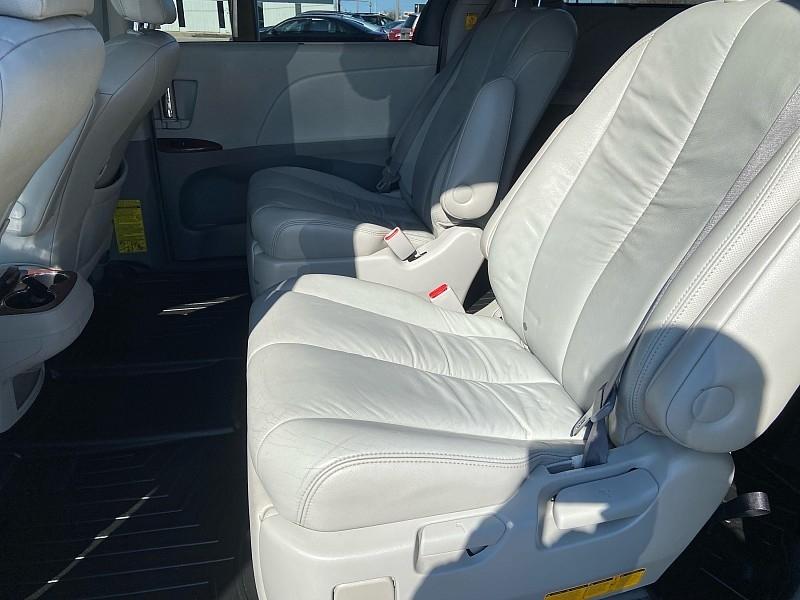 Toyota Sienna XLE AWD 7-Pass V6 2011