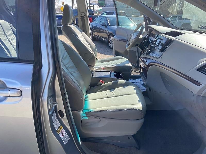 Toyota Sienna XLE AWD 7-Pass V6 2011