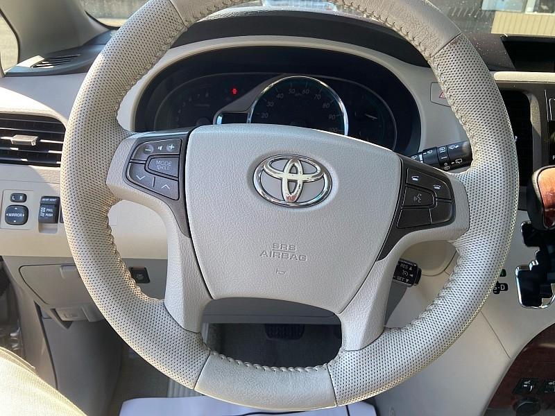 Toyota Sienna XLE AWD 7-Pass V6 2011