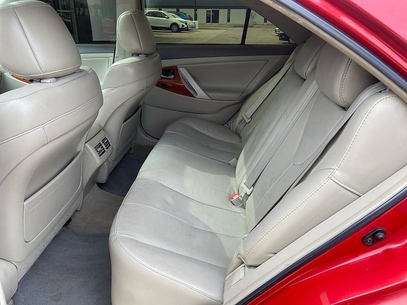 Toyota Camry LE 6-Spd AT 2011