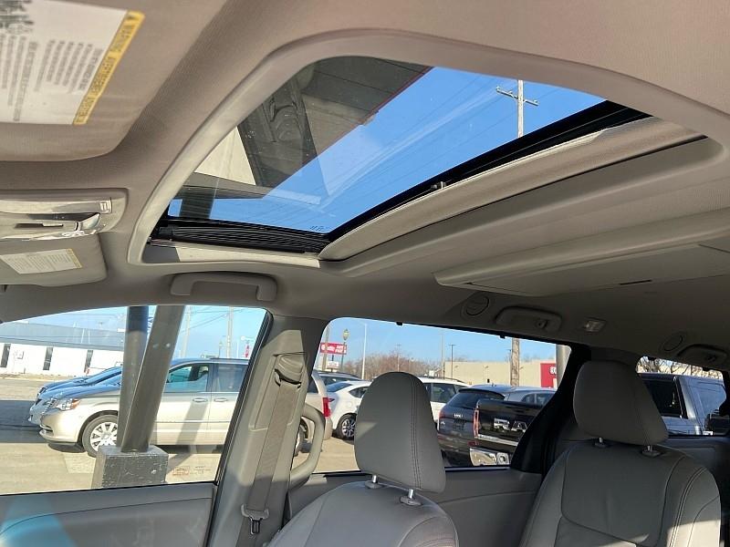 Toyota Sienna Limited Premium 7-Passenger 2017