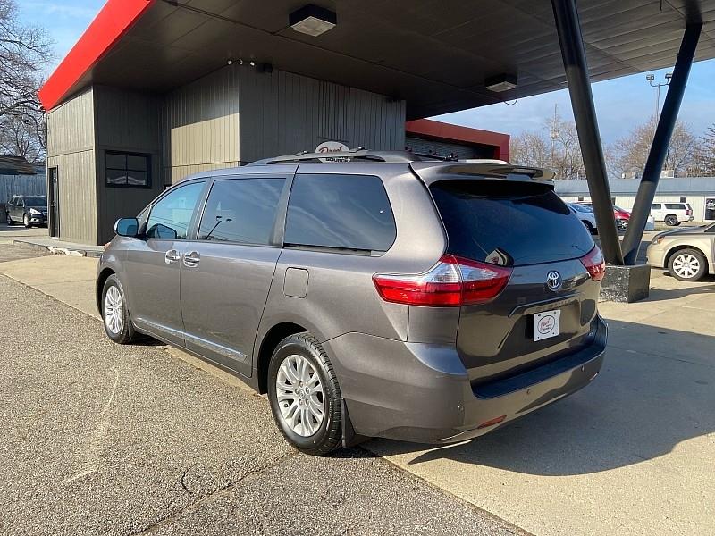Toyota Sienna XLE FWD 8-Passenger V6 2017