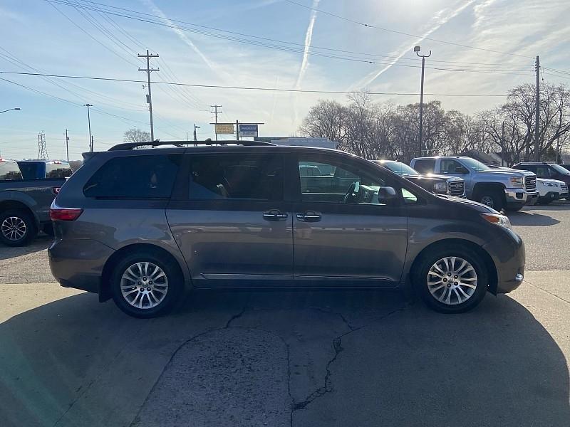 Toyota Sienna XLE FWD 8-Passenger V6 2017