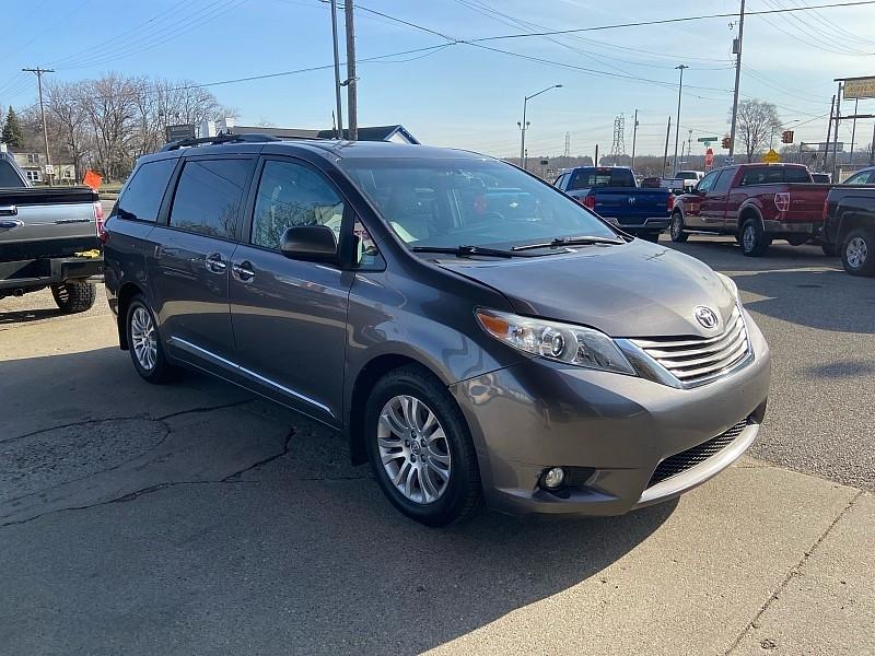 Toyota Sienna XLE FWD 8-Passenger V6 2017