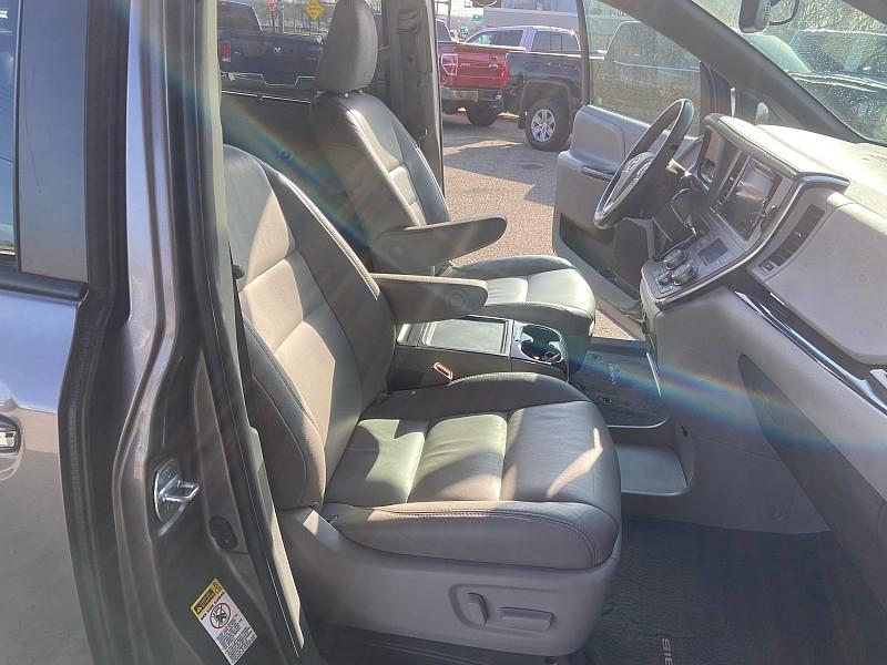 Toyota Sienna XLE FWD 8-Passenger V6 2017