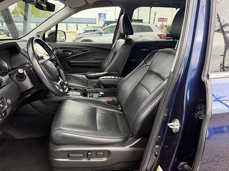Honda Pilot Touring w/Rear Captain's Chairs AWD 2019