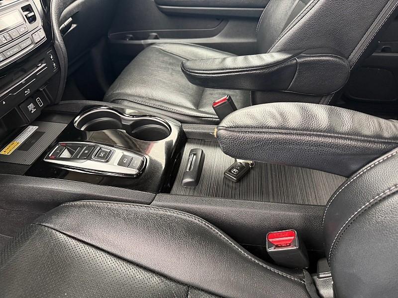 Honda Pilot Touring w/Rear Captain's Chairs AWD 2019