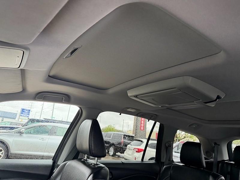 Honda Pilot Touring w/Rear Captain's Chairs AWD 2019