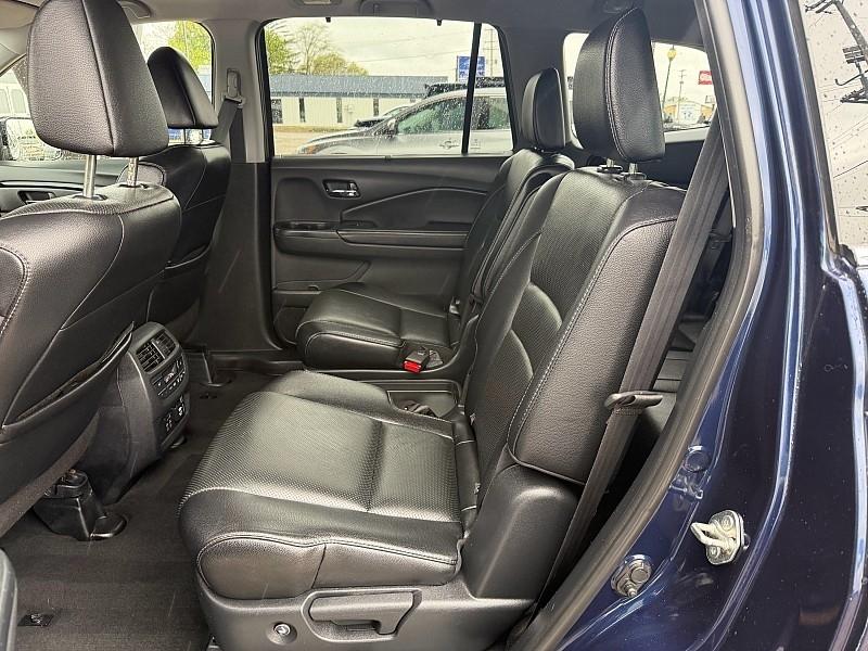 Honda Pilot Touring w/Rear Captain's Chairs AWD 2019