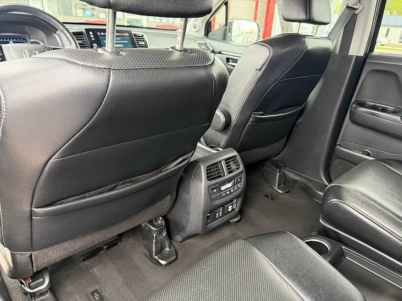 Honda Pilot Touring w/Rear Captain's Chairs AWD 2019