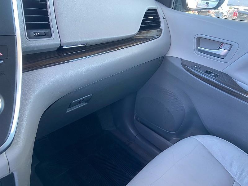 Toyota Sienna Limited Premium 7-Passenger 2017