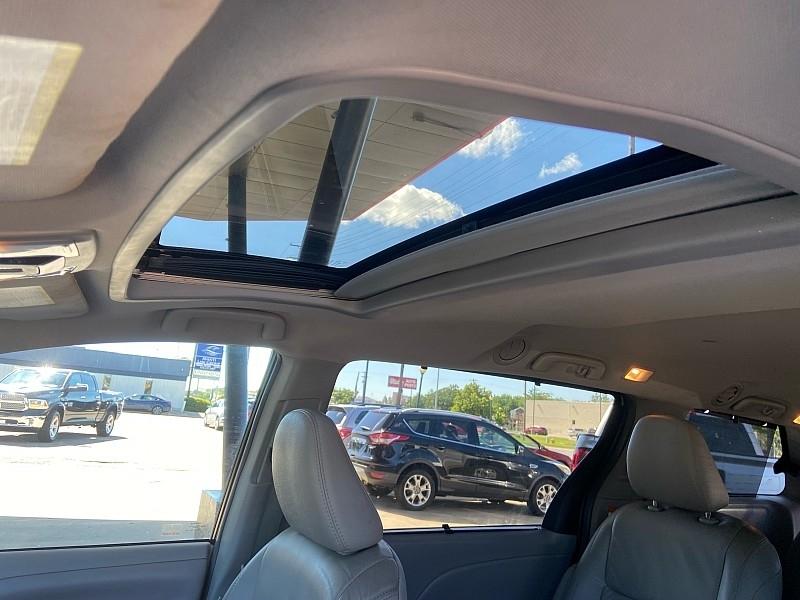Toyota Sienna Limited Premium 7-Passenger 2017