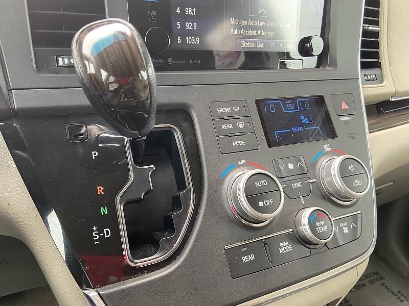 Toyota Sienna Limited Premium 7-Passenger 2017